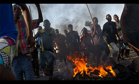Manifestantes queman vivo a un hombre  en Burundi